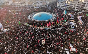 Des Iraniens massés autour de l'université pour rendre un dernier hommage à Qassem Soleimani, le 6 janvier 2020 à Téhéran.