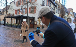 Touristes chinois à Colmar (Alsace) devant le restaurant Bistrot des Lavandières le 12 février 2019
