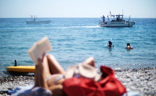 Un bateau dépollueur de la ville de Nice en démonstration mardi après-midi