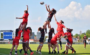 Demi-finale du Top 16 féminin 2021 entre Blagnac (en rouge) et le Stade Toulousain.
