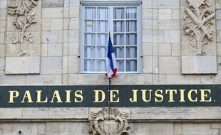 Le fronton d'un palais de justice. (illustration)