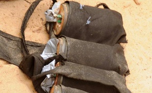 Une ceinture d'explosifs appartenant à des combattants islamistes de Boko Haram, trouvée par la police tchadienne à N'Djamena, le 29 juin 2015 après un double attentat suicide qui a tué 33 personnes le 5 juin dans le secteur