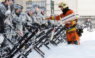 Pompiers et policiers à Bruxelles, en mars 2011.