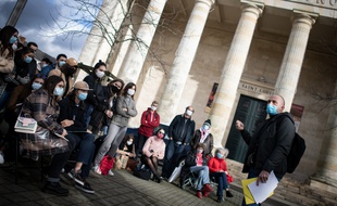 Un enseignant donne un cours universitaire à La Roche-sur-Yon, le 15 décembre 2020.