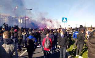 Les supporters de l'OL ont notamment accompagné le car des joueurs, ce dimanche en fin de matinée.