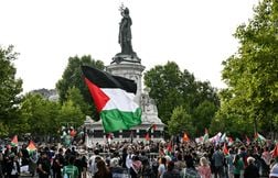 Plus de 300 personnes se réunissent à Paris pour soutenir l’équipage du Han…