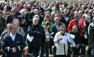 Des habitants de l'Aiguillon-sur-Mer prennent connaissance, le 8 avril 2010, des «zones noire» où les maisons seront détruites, après le passage de la tempête Xynthia.