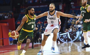 L'Australien Patty Mills face à Evan Fournier, lors de la Coupe du monde de basket, lundi 9 septembre, à Nanjing.