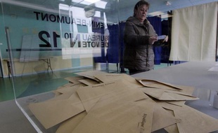Une urne dans un bureau de vote de Hénin-Beaumont, lors du second tour des cantonales le 27 mars 2011.