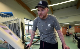 Franck, 33 ans, qui a souffert de brûlures sur 95% de son corps et a été sauvé par une greffe de peau de son jumeau Eric, lors d'une séance de kinésithérapie au centre de rééducation de Corbie, près d'Amiens , le 23 novembre 2017.