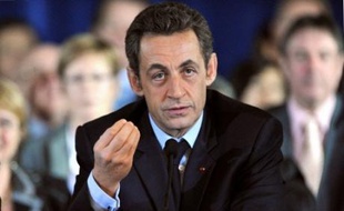 Nicolas Sarkozy a annoncé mardi une série de mesures destinées à limiter le coût social de la crise économique, dont l'extension du contrat de transition professionnel (CTP), et proposé un assouplissement de la réglementation sur le chômage partiel.