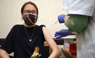 Une adolescente de 13 ans recevant une dose de vaccin contre le Covid-19, à New York le 13 mai 2021.