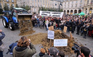 Environ 500 personnes selon la police, 3.000 à 3.500 selon les organisateurs, ont manifesté samedi à Rennes contre le projet de transfert de l'aéroport de Nantes à Notre-Dame-des-Landes, réclamant le maintien des terres agricoles et dénonçant le bétonnage et un "projet obsolète".