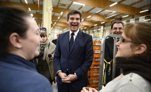 Le ministre du Redressement productif, Arnaud Montebourg, a rendu hommage, au nom du gouvernement, lundi à Saint-Priest (Rhône), aux "travailleurs du service public" qui "font vivre le bien commun tout au long de l'année".