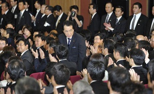 Le Premier ministre japonais tout juste élu, Naoto Kan, président du Democratic Party of Japan (DPJ), salue les membres du Parlement de Tokyo, le 4 juin 2010.