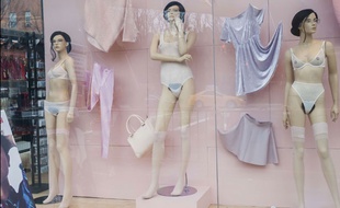 Une vitrine American Apparel à New York en janvier 2014.