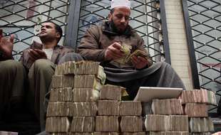 Des dollars en vente dans la rue à Kaboul en 2015 (illustration).