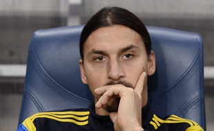 Zlatan Ibrahimovic, blessé, n'a pas quitté le banc lors du match amical Suède-Russie, le 9 octobre 2004, près de Stockholm.