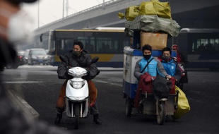 Des Pékinois portent des masques contre la pollution le 9 décembre 2015