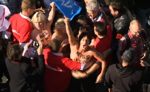 Plusieurs Femen ont fait irruption ce dimanche dans le cortège de la Manif pour Tous avec l'inscription «Ne plus vous subir» peinte sur la poitrine.