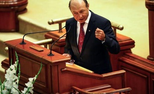 La destitution de M. Basescu ne deviendra définitive que si elle est validée par un référendum organisé le 29 juillet.