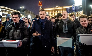 Alexeï Navalny accompagné de ses soutiens lors d'une manifestation à Moscou le 24 décembre 2017.