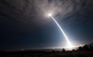 Un missile balistique intercontinental Minuteman III lancé depuis une base aérienne en Californie en août 2017.