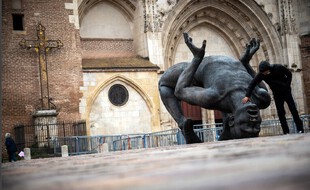 Le Géant n'est resté qu'une semaine devant la cathédrale de Toulouse. Vous pouvez désormais le voir à Wilson.