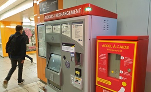 Une borne d'appel à l'aide dans le métro à Lille.