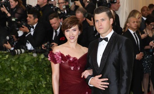 L'actrice Scarlett Johansson au Met Gala en robe Marchesa, au bras de son nouveau compagnon Colin Jost