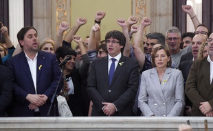 Le président de la Catalogne, Carles Puigdemont (au centre), entouré de membres du gouvernement et du Parlement catalan. (image d'illustration)