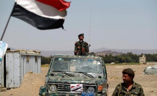 Des soldats yéménites à un poste de contrôle à l'extérieur de la capitale Sanaa, le 25 mai 2014