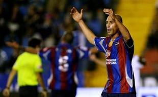 Les joueurs de l'équipe de 1re division du club espagnol de football de Levante, en difficultés financières, ont annoncé jeudi une grève les 26 et 27 avril, un week-end où ils sont supposés jouer un match de championnat, pour réclamer le paiement de leurs salaires. Un des capitaines de l'équipe, Luis Manuel Rubiales, a annoncé, lors d'une conférence de presse, la grève adoptée à l'unanimité.