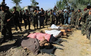 Un attentat suicide perpétré vendredi dans la cour d'une mosquée du nord de l'Afghanistan a tué huit personnes, incluant le gouverneur du district local.