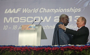 Lamine Diack et Vladimir Poutine lors des mondiaux de Moscou