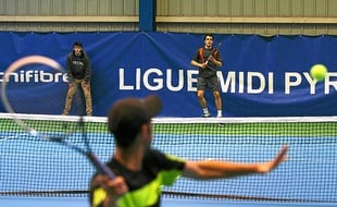 Rubin (USA, de dos) a gagné le premier simple lundi face à Chala (France).