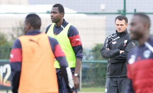 L'entraîneur de Bordeaux Willy Sagnol (au fond à droite) supervise l'entraînement de son équipe, le 4 novembre 2014 au centre du Haillan