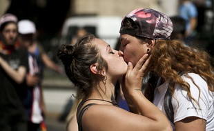 Deux femmes s'embrassant
