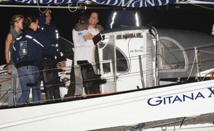 Le skipper Sébastien Josse, 3e de la Route du Rhum, partage son bonheur avec des proches à Pointe-à-Pitre, le 11 novembre 2014