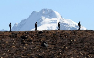 L'Inde et la Chine poursuivaient leurs discussions mercredi pour tenter de résoudre leur différend après l'incursion présumée de troupes chinoises dans une zone reculée de l'Himalaya revendiquée par New Delhi, a rapporté l'agence Press Trust of India (PTI).