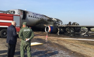 Un avion Soukhoï Superjet 100 de la compagnie Aeroflot s'est embrasé dimanche à l'aéroport Chermetievo de Moscou, faisant 41 morts.
