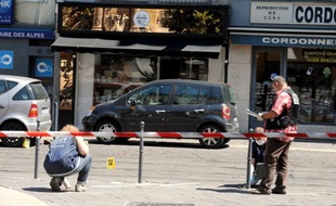 Des policiers sur les lieux du braquage survenu à Grenoble, le 10 août 2012.