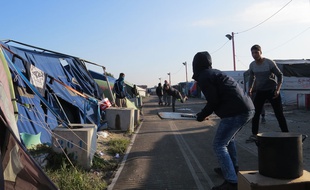 Calais (Pas-de-Calais), le 13 octobre 2016. Des adolescents afghans jouent au cricket dans la «Jungle» de Calais.