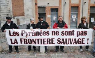 Les éleveurs des Pyrénées, exaspérés, menacent d'en finir eux-mêmes avec l'ours si l'Etat ne le fait pas à leur place, a prévenu jeudi un de leurs porte-parole après la mort de plusieurs dizaines de brebis, que les producteurs imputent au plantigrade.