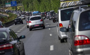 Une autoroute aux abords de Paris