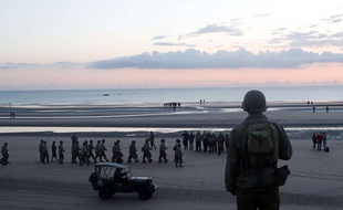 Un homme habillé en soldat à Omaha Beach, en Normandie, le 6 juin 2019.