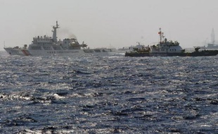 Un bateau garde-côte vietnamien au milieu de bateaux gardes-côte chinois le 14 mai 2014 en mer de Chine