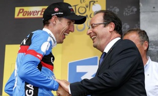 Le président de la République François Hollande, présent dimanche à Bagnères-de-Bigorre (Hautes-Pyrénées), à l'arrivée de la 9e étape du Tour de France cycliste, a dit vouloir "croire que le Tour est propre"