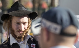 Des juifs ultra-orthodoxes, se revendiquant d'extrême droite, manifestent face à la police israélienne le 31 juillet dernier.