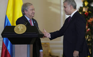 Le secrétaire général des Nations Unies, Antonio Guterres (à gauche) et le président colombien Ivan Duque (à droite) le mercredi 24 novembre 2021 à l'occasion de la célébration du cinquième anniversaire de l'accord de paix entre le gouvernement et les FARC.